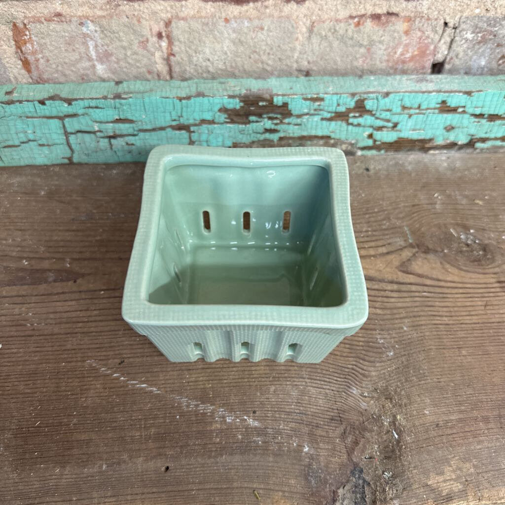 SQUARE STONEWARE BERRY BOWL