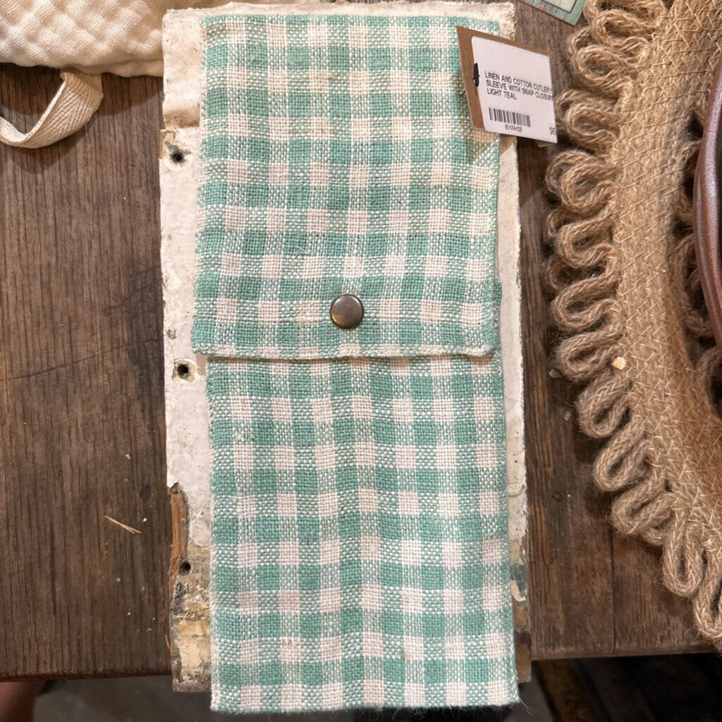 LINEN AND COTTON CUTLERY SLEEVE WITH SNAP CLOSURE