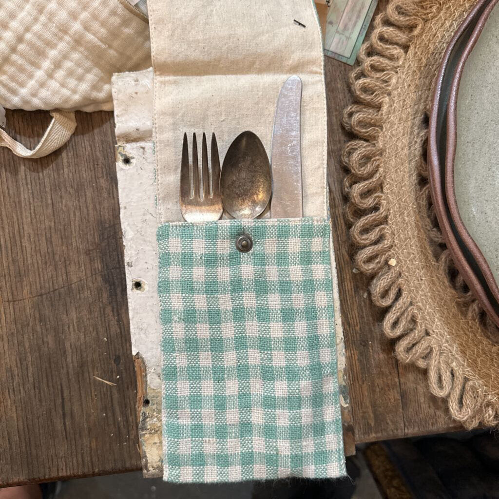 LINEN AND COTTON CUTLERY SLEEVE WITH SNAP CLOSURE