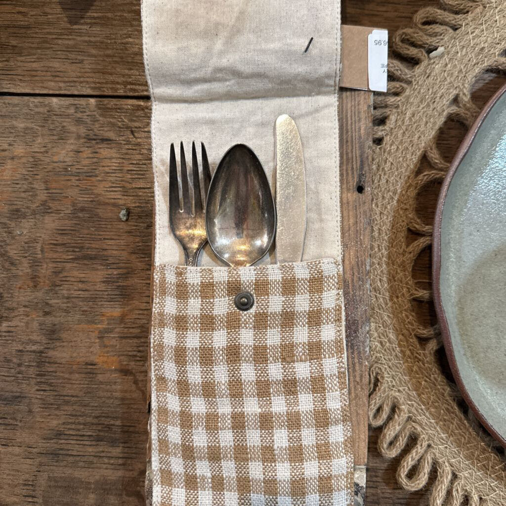 LINEN AND COTTON CUTLERY SLEEVE WITH SNAP CLOSURE