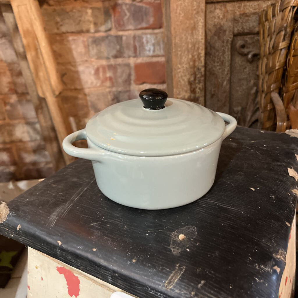 ROUND STONEWARE MINI BAKER WITH LID