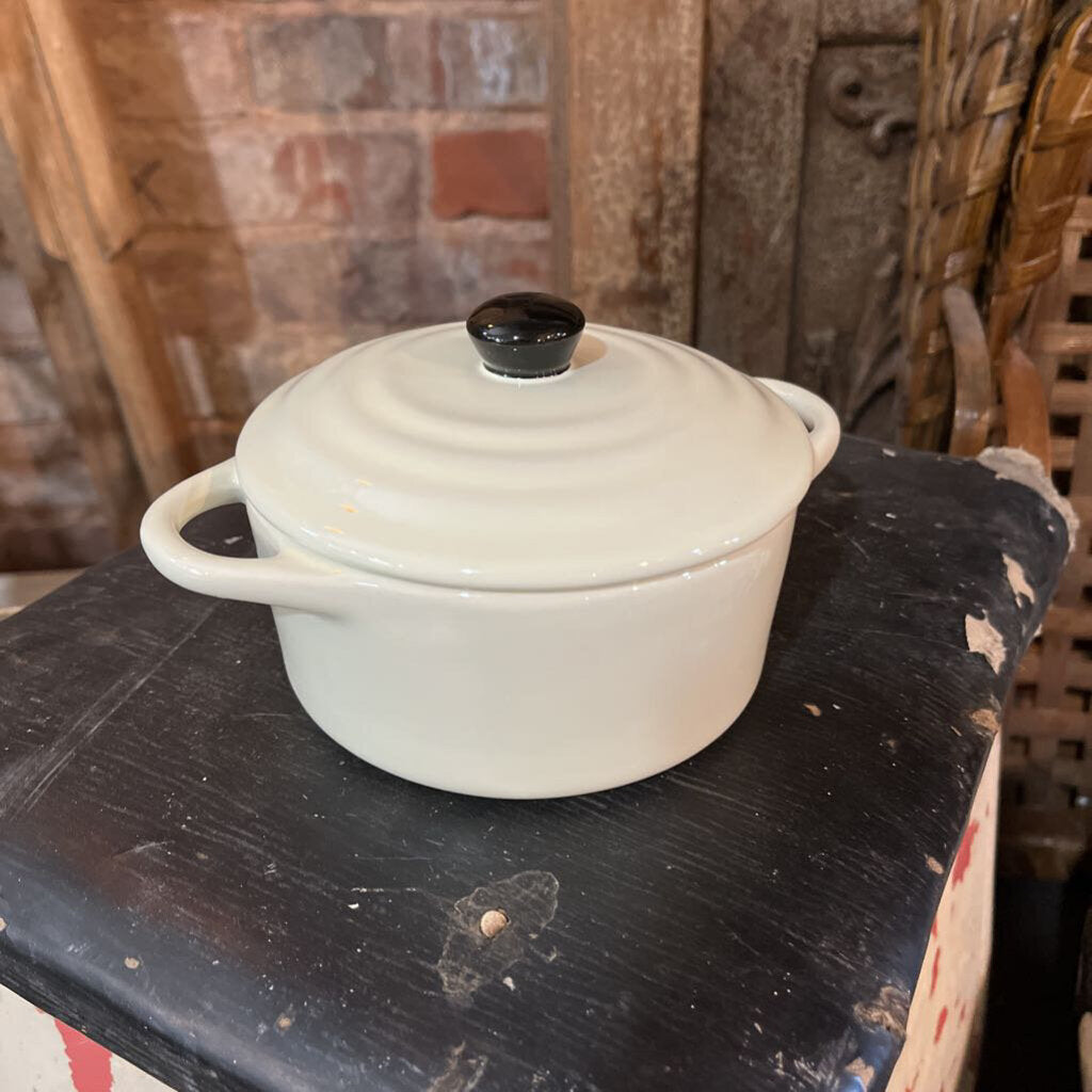 ROUND STONEWARE MINI BAKER WITH LID