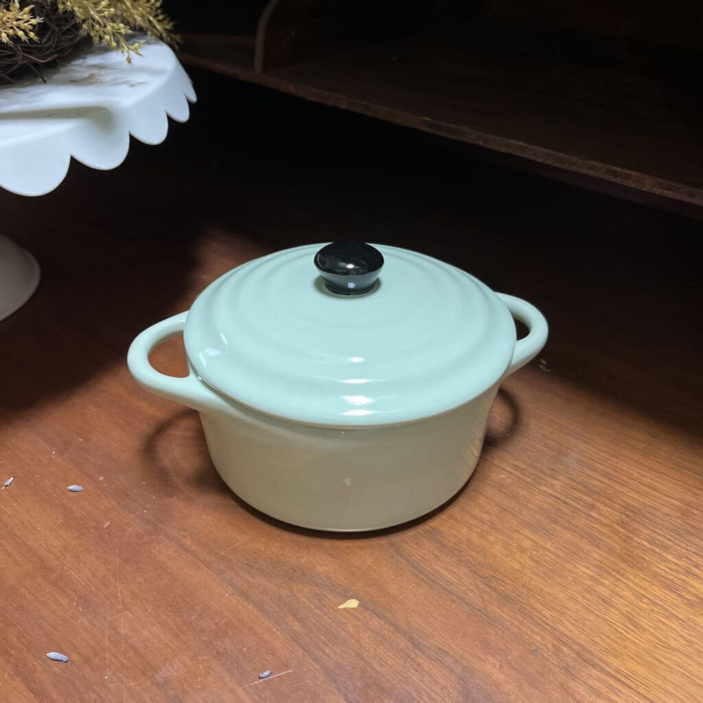 ROUND STONEWARE MINI BAKER WITH LID