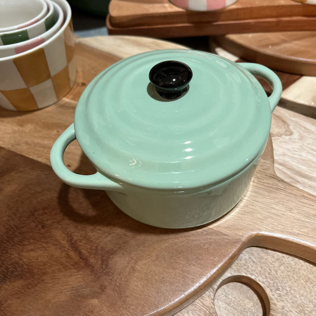 ROUND STONEWARE MINI BAKER WITH LID