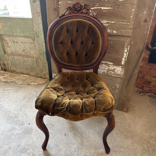 TUFTED CHAIR