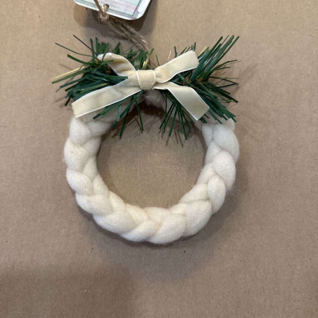 YARN WREATH ORNAMENT