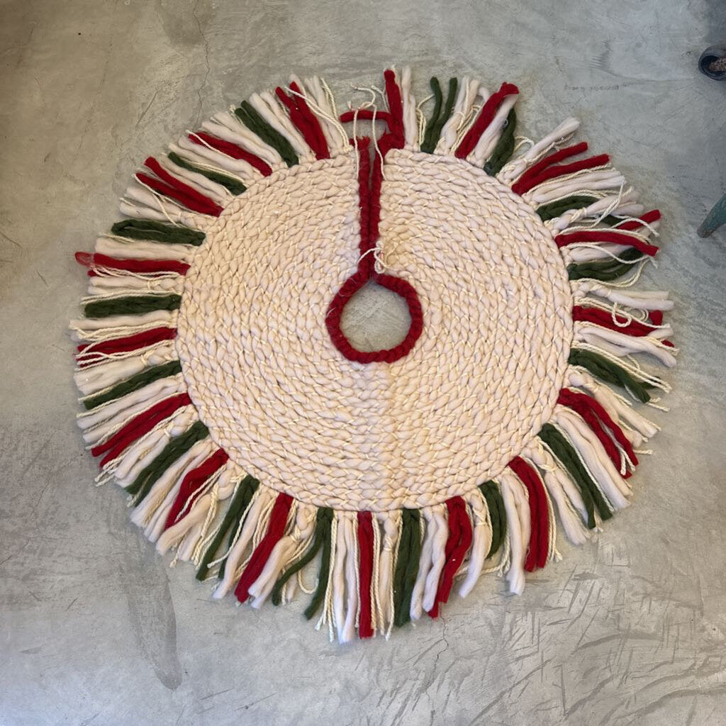 YARN TREE SKIRT