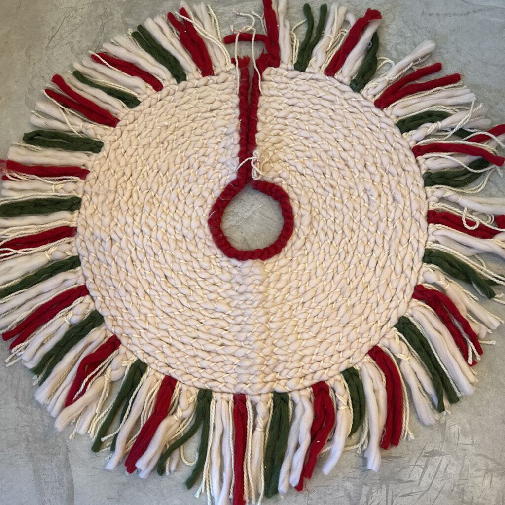 YARN TREE SKIRT