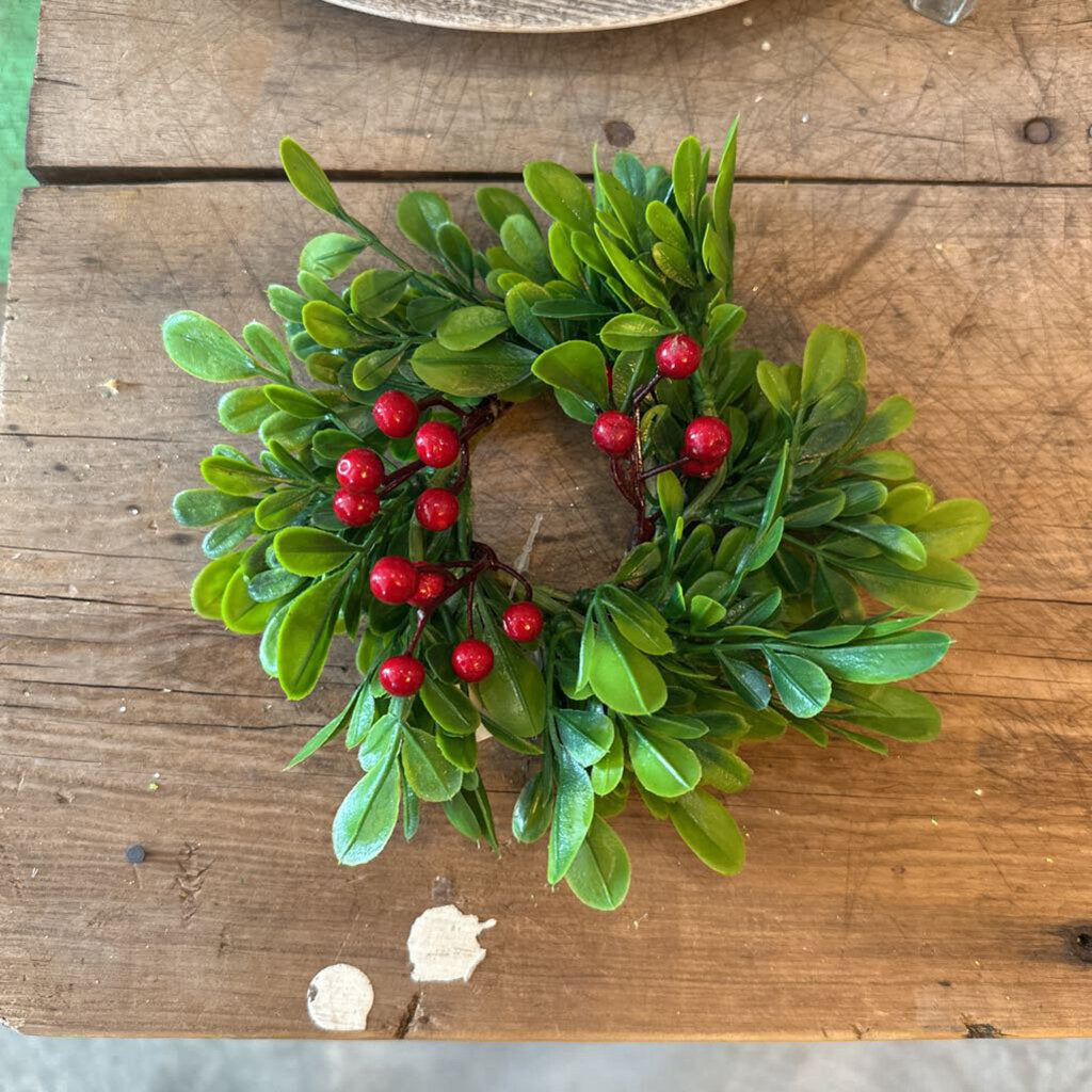 BOXWOOD AND BERRY CANDLE RING