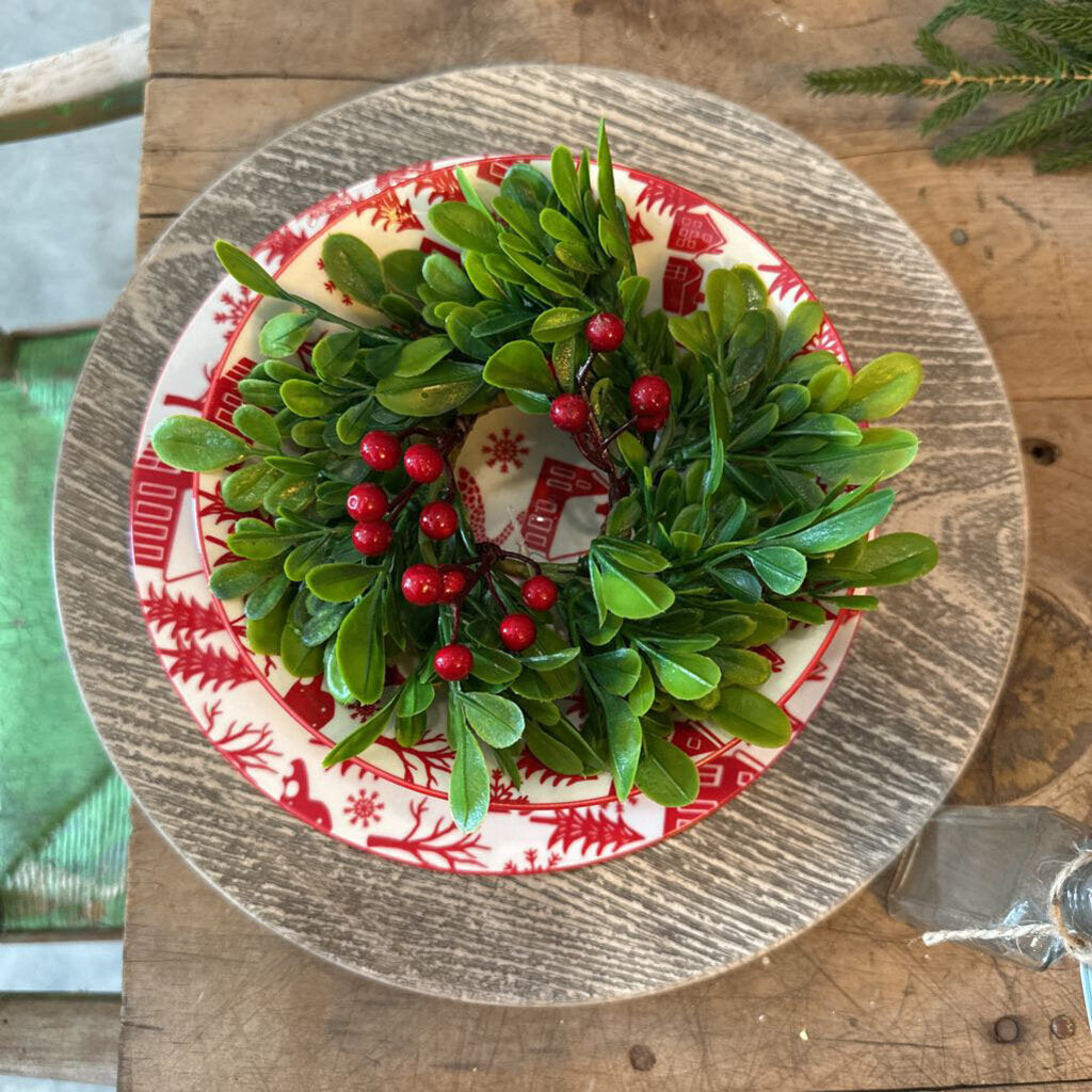 BOXWOOD AND BERRY CANDLE RING