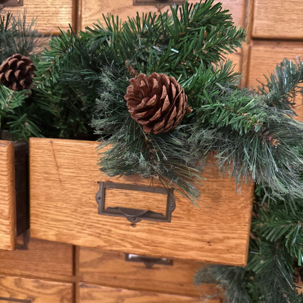 GARLAND WITH PINE CONES