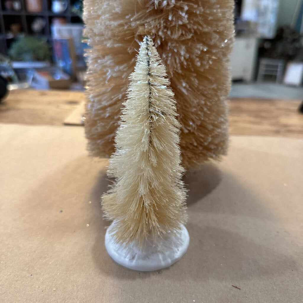 BOTTLEBRUSH TREE ON PLASTIC BASE