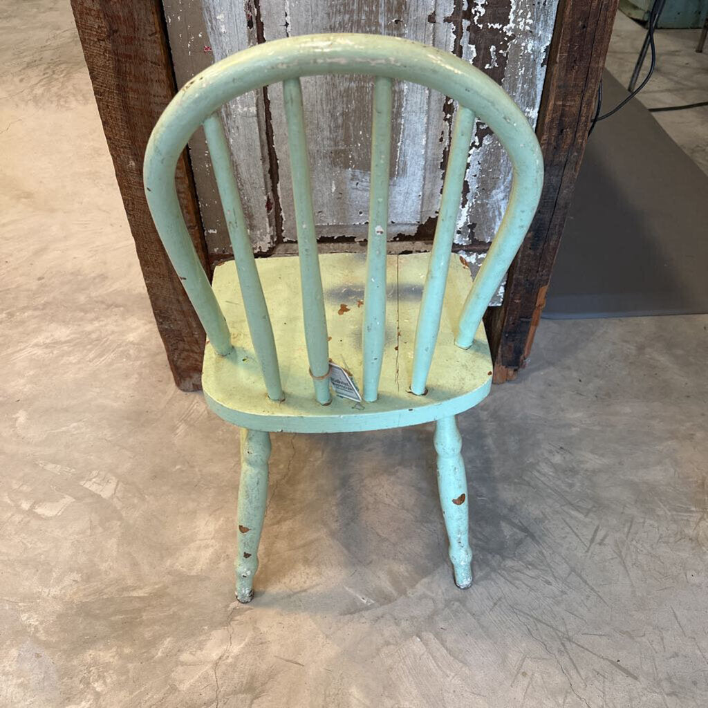 CHILD'S WOODEN CHAIR