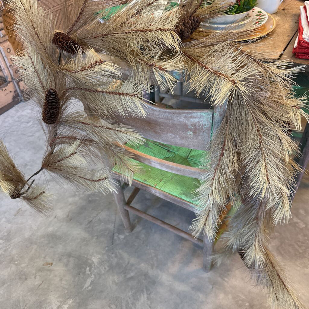 GARLAND WITH PINE CONES