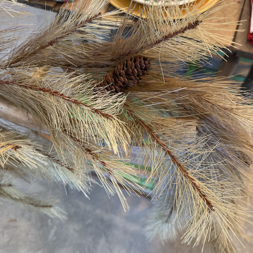 GARLAND WITH PINE CONES