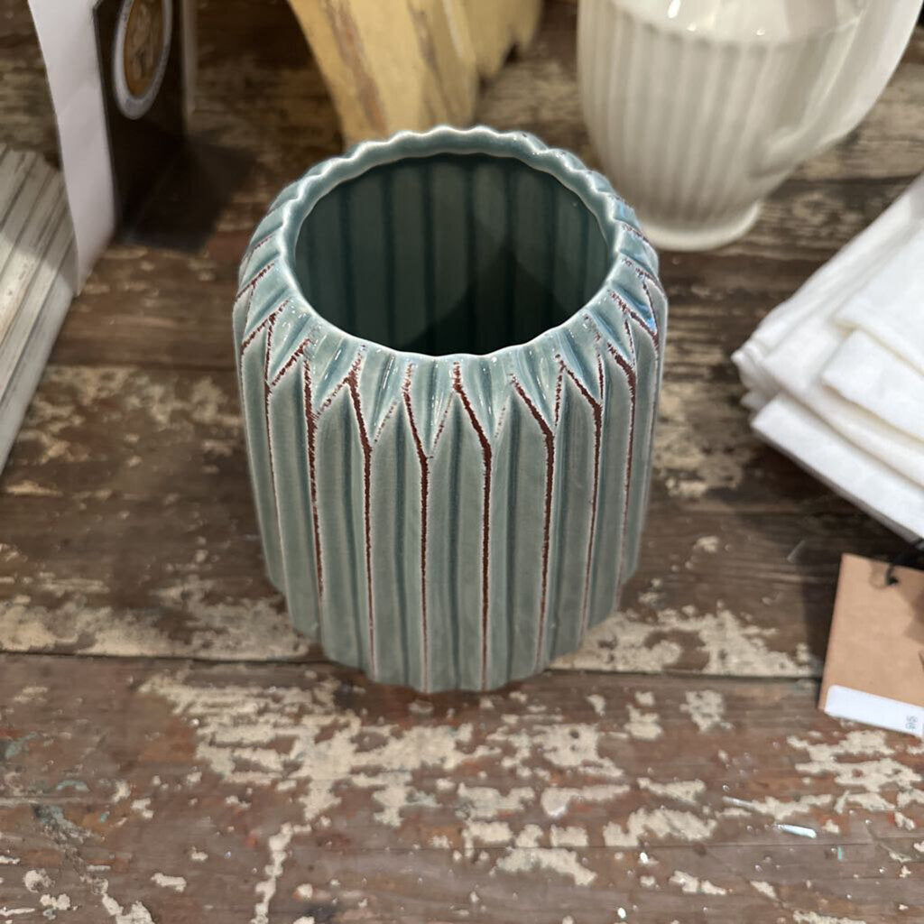 RIBBED POT