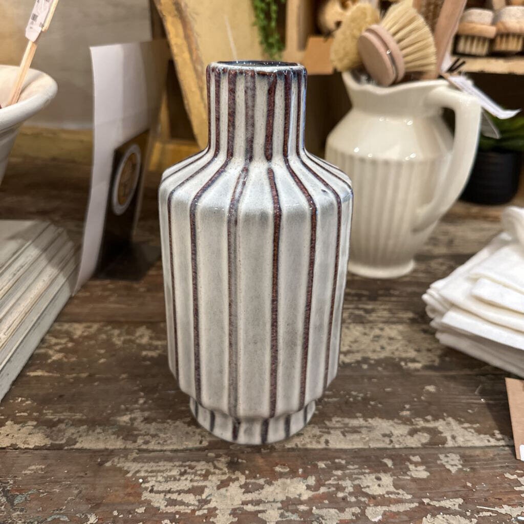 RIBBED VASE