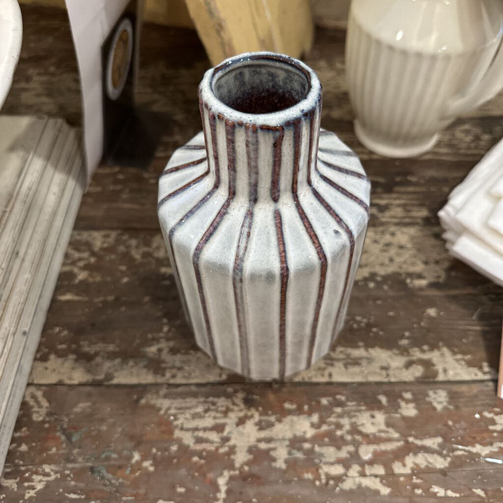 RIBBED VASE