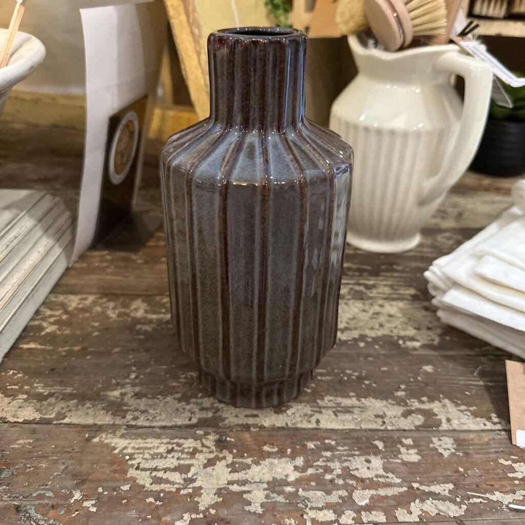 RIBBED VASE