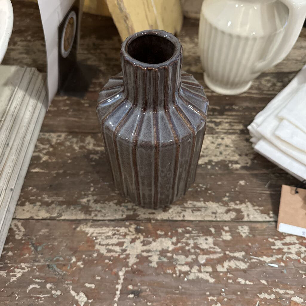 RIBBED VASE