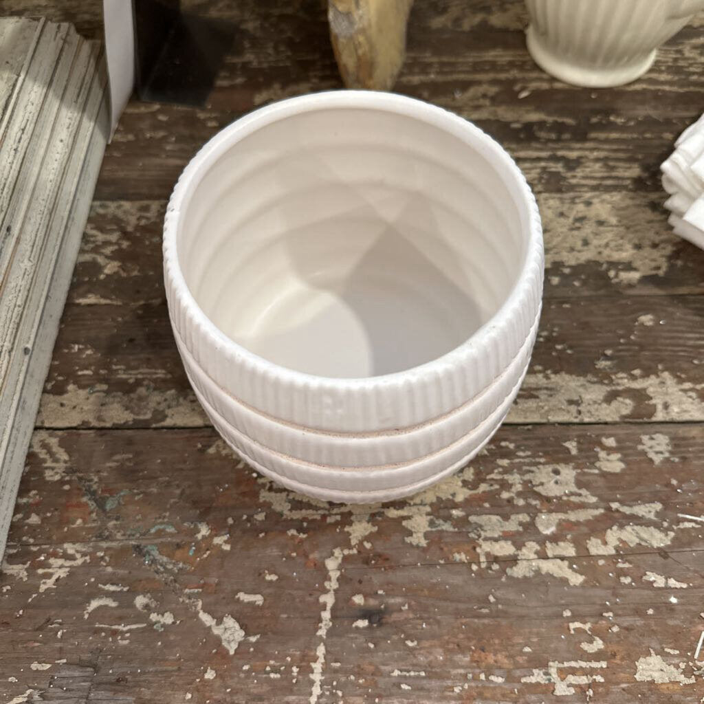 RIBBED VASE