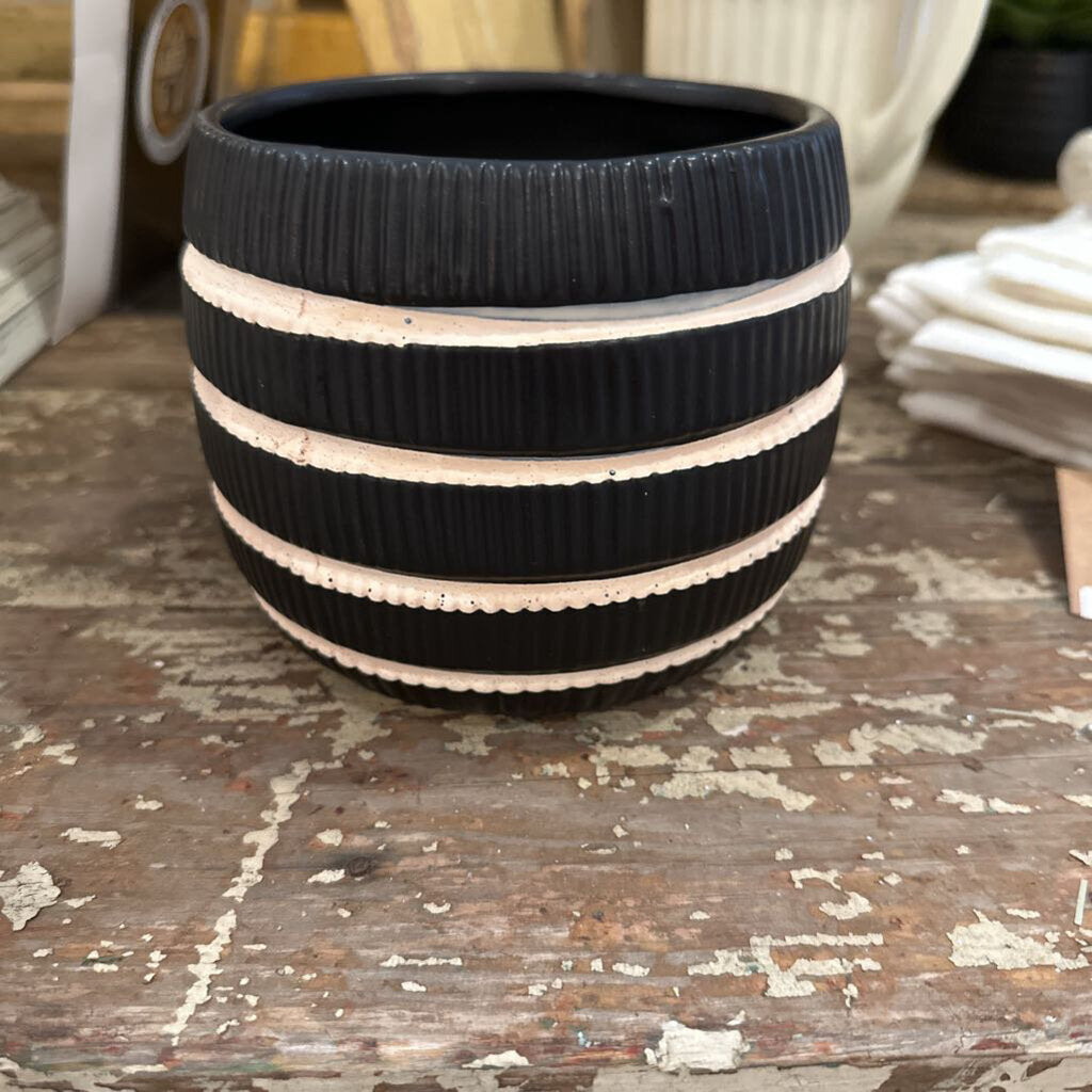 RIBBED VASE