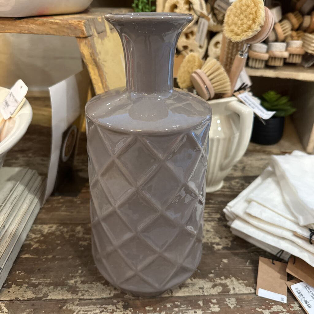 VASE WITH DIAMOND PATTERN