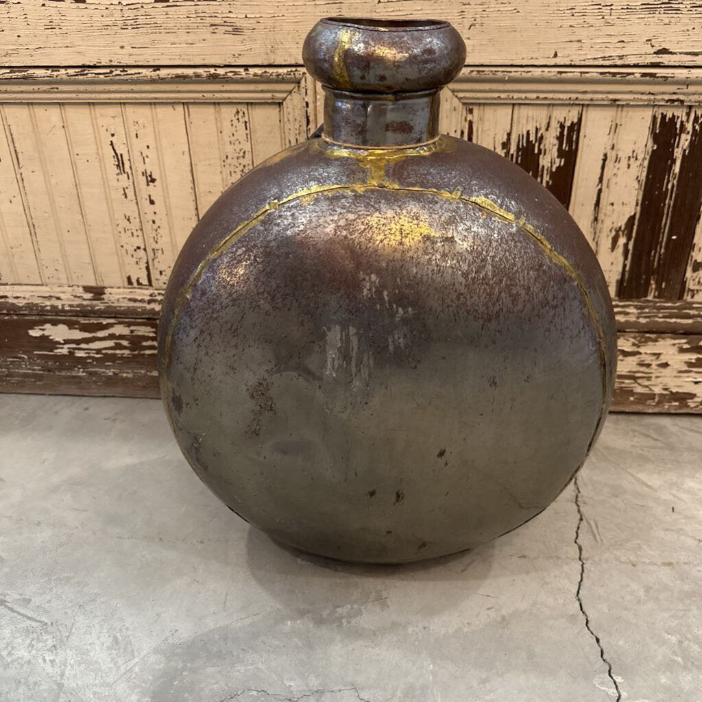 METAL VASE