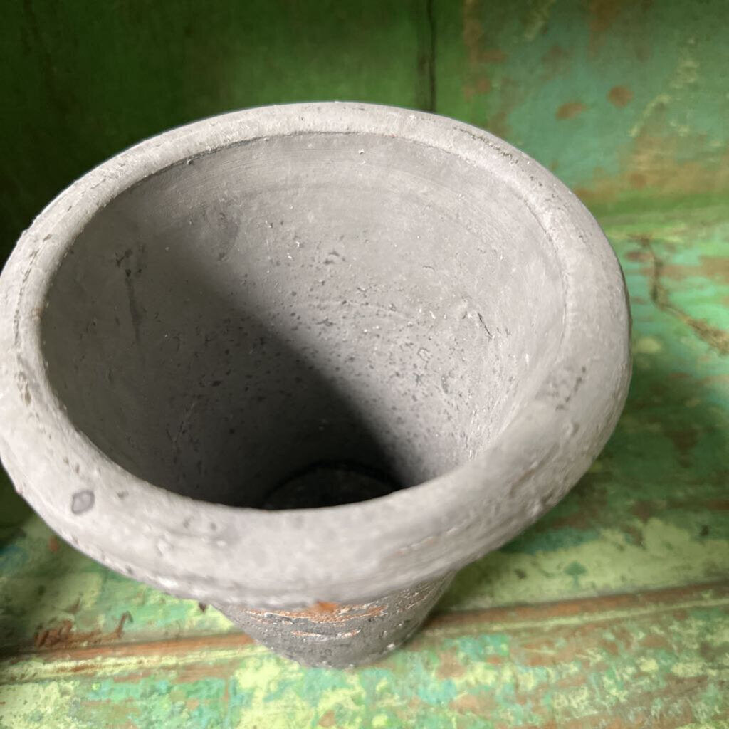 DISTRESSED CLAY PLANTER