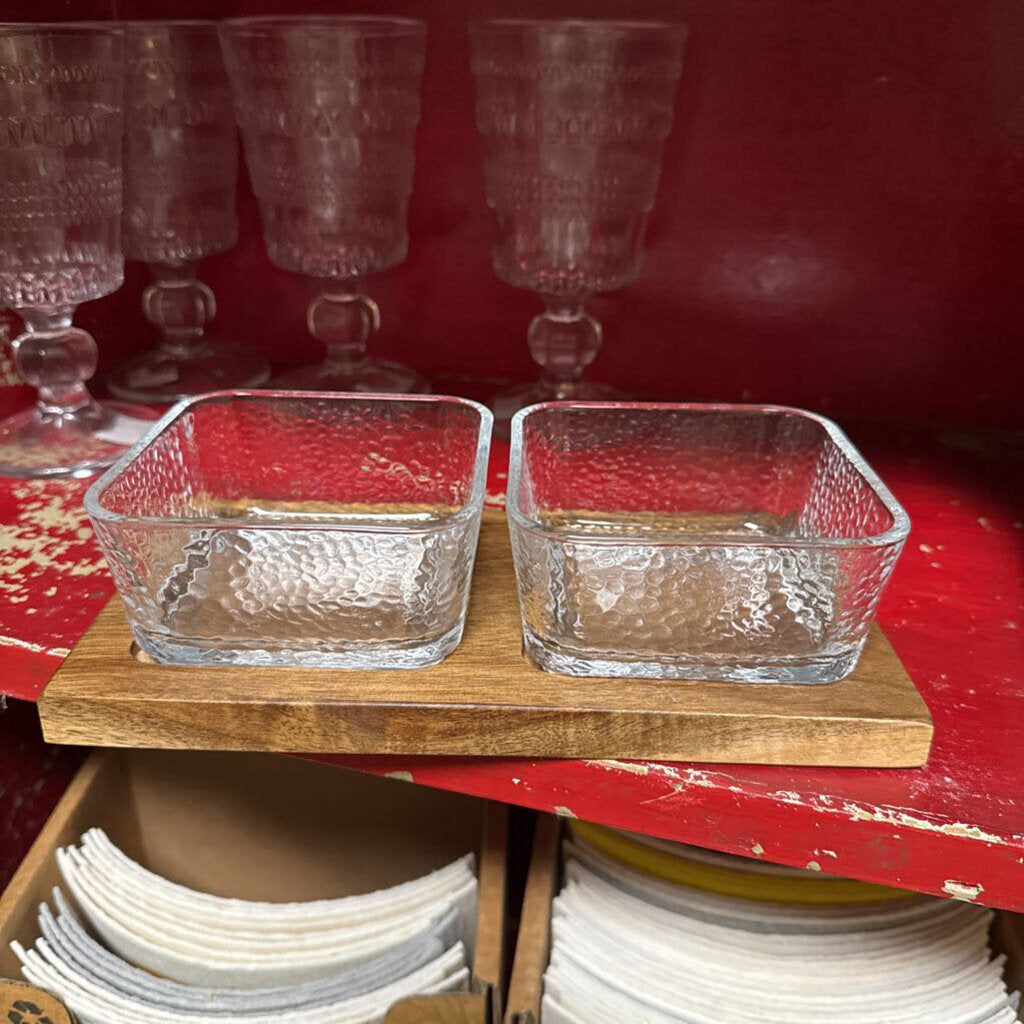 SQUARE GLASS SERVING DISH WITH WOOD STAND