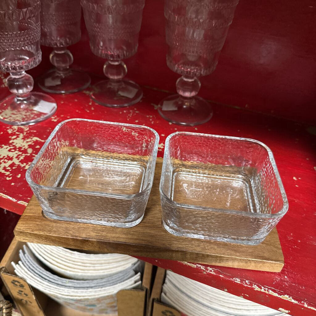 SQUARE GLASS SERVING DISH WITH WOOD STAND