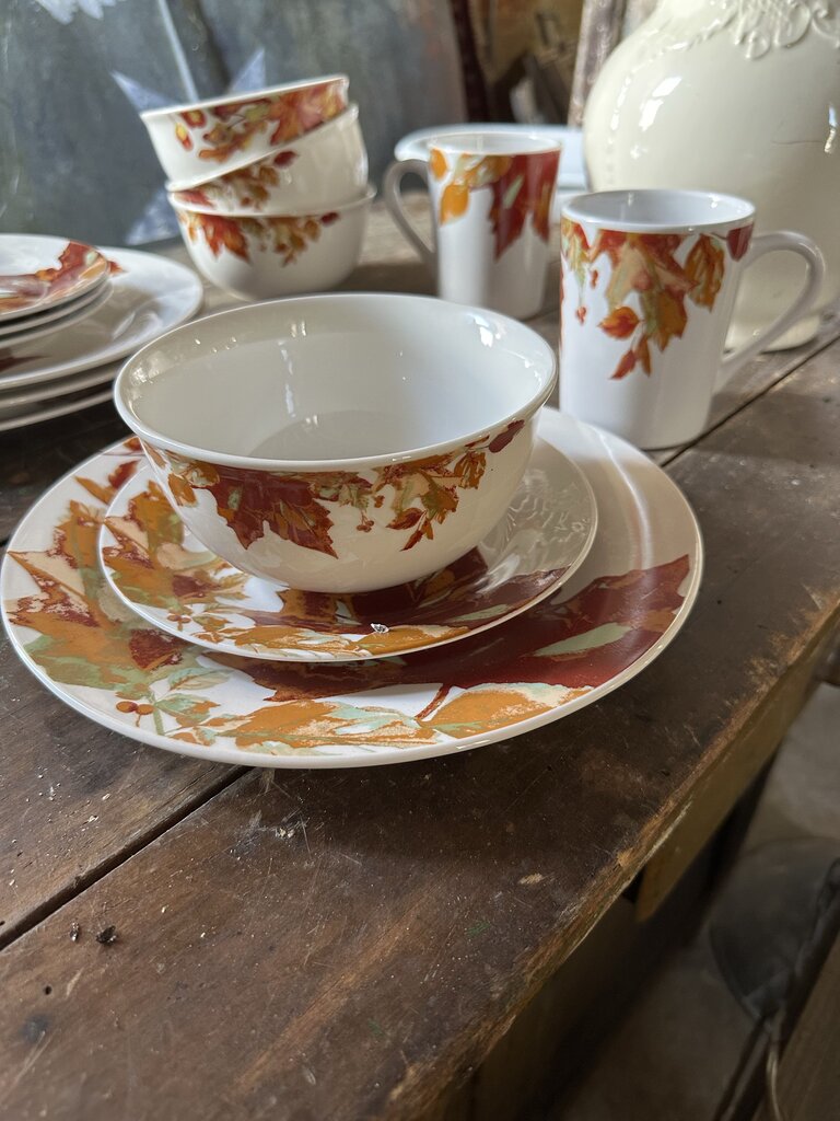 MAPLE LEAF DISH SET