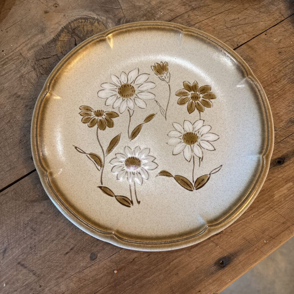 PROVINCIAL "DAISY BELL" DINNERWARE BY MIKASA