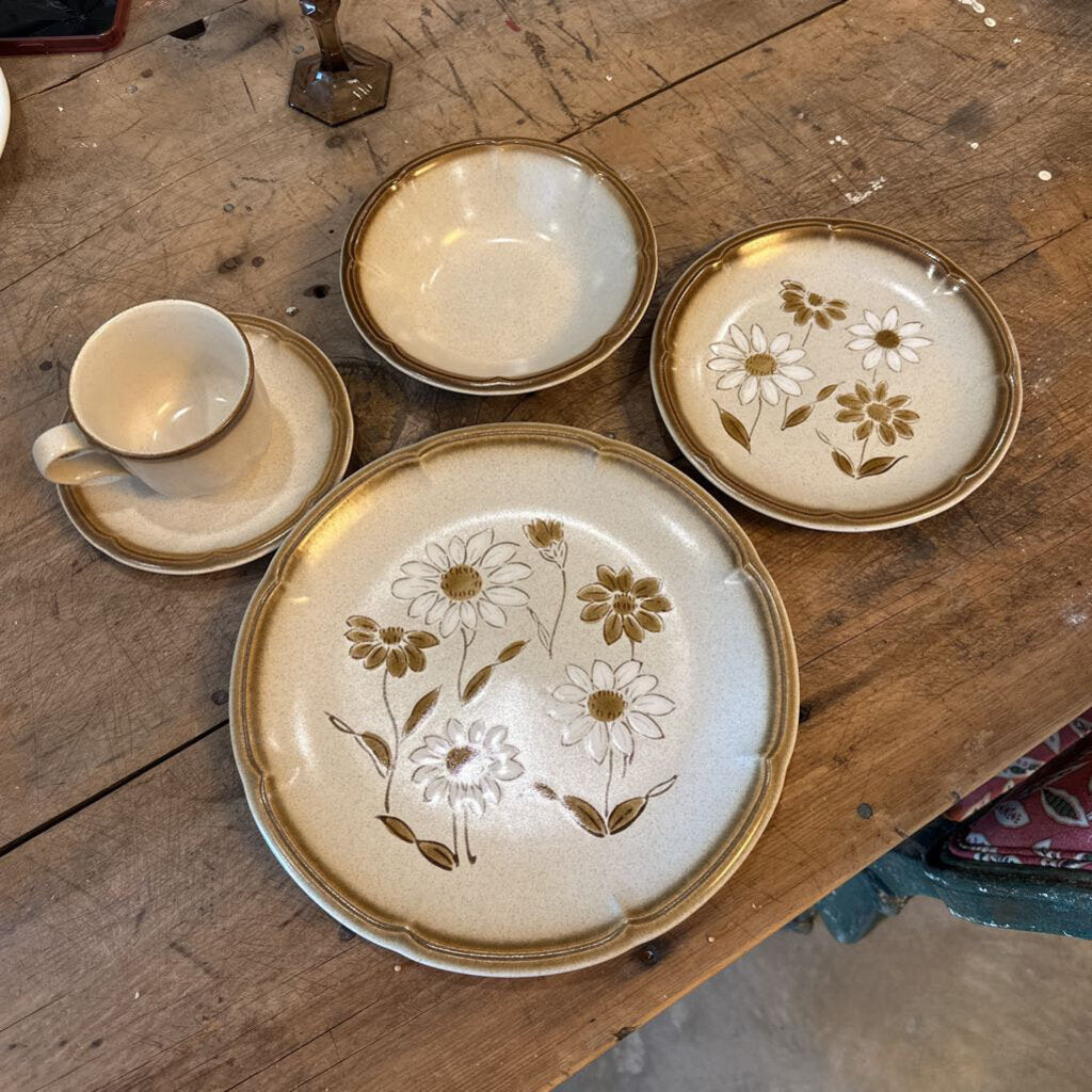 PROVINCIAL "DAISY BELL" DINNERWARE BY MIKASA