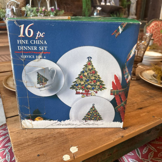 CHRISTMAS CHINA DINNER SET IN BOX