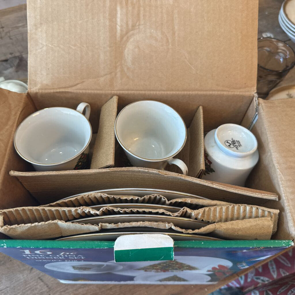 CHRISTMAS CHINA DINNER SET IN BOX