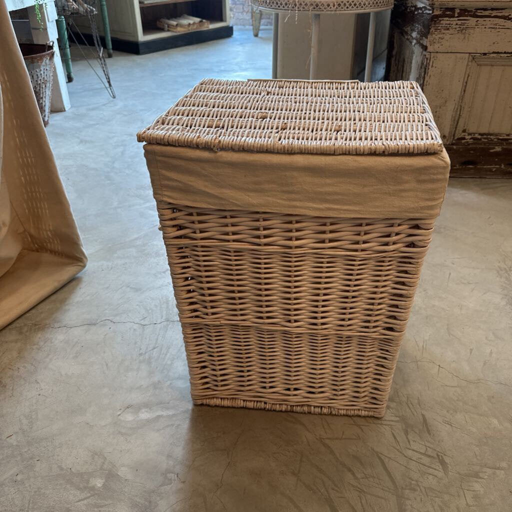 LINED WILLOW HAMPER