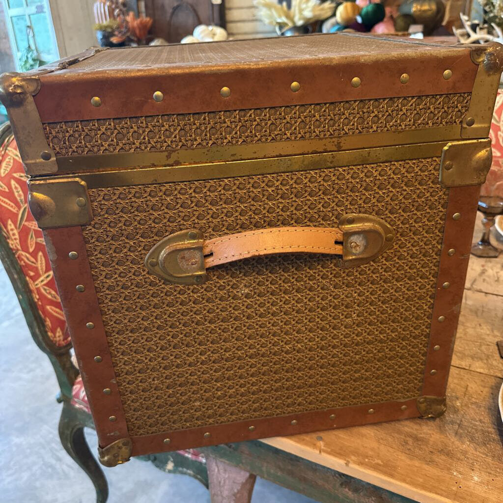TRAVELER'S CHEST