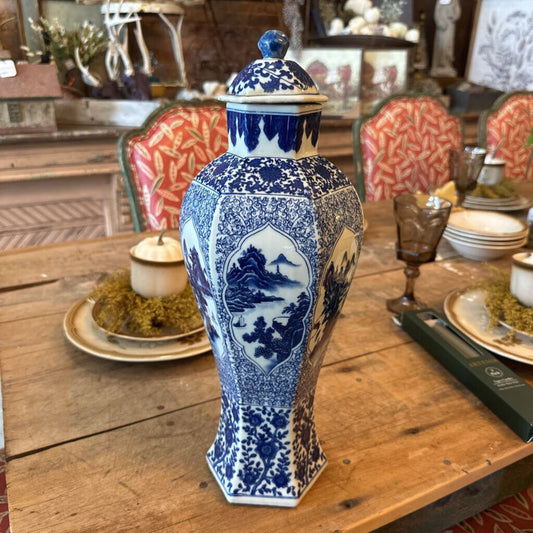 CHINESE VASE WITH LID