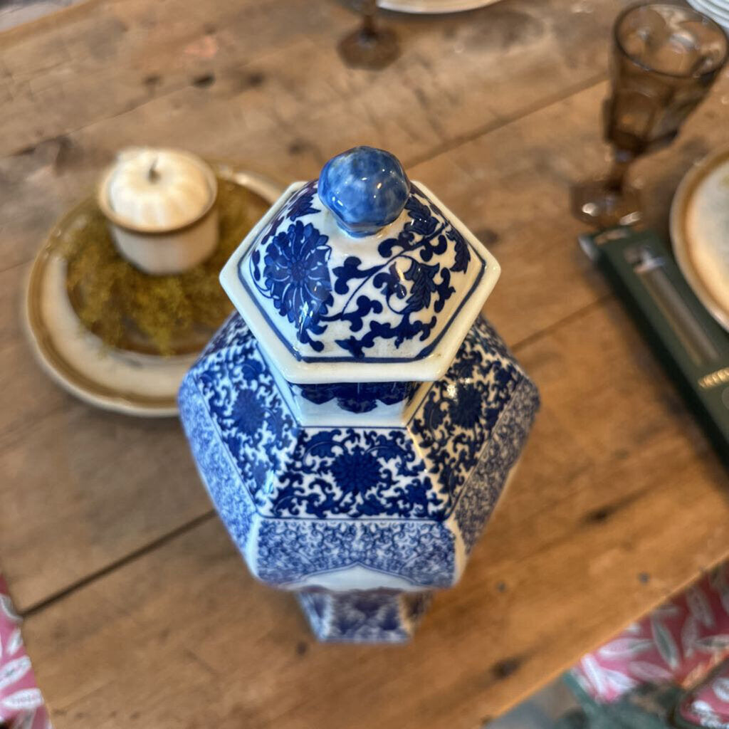 CHINESE VASE WITH LID