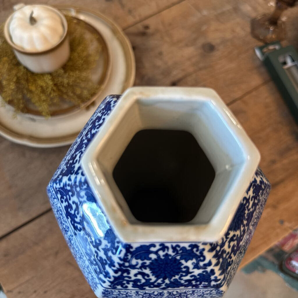 CHINESE VASE WITH LID