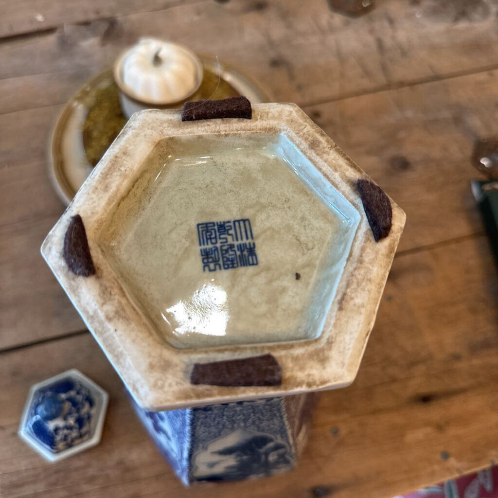 CHINESE VASE WITH LID