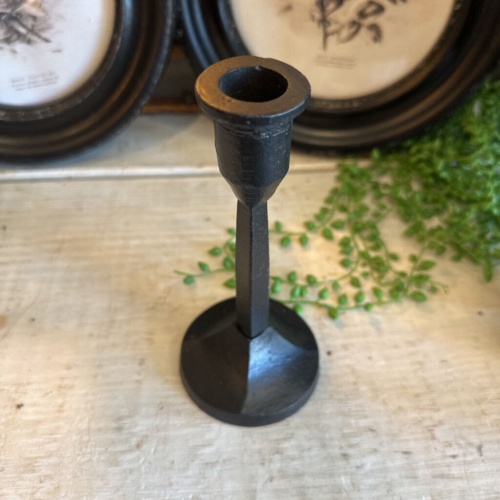 METAL TAPER STRAIGHT CANDLESTICK