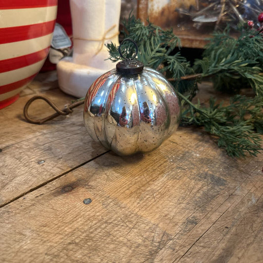 ROUND GLASS ORNAMENT