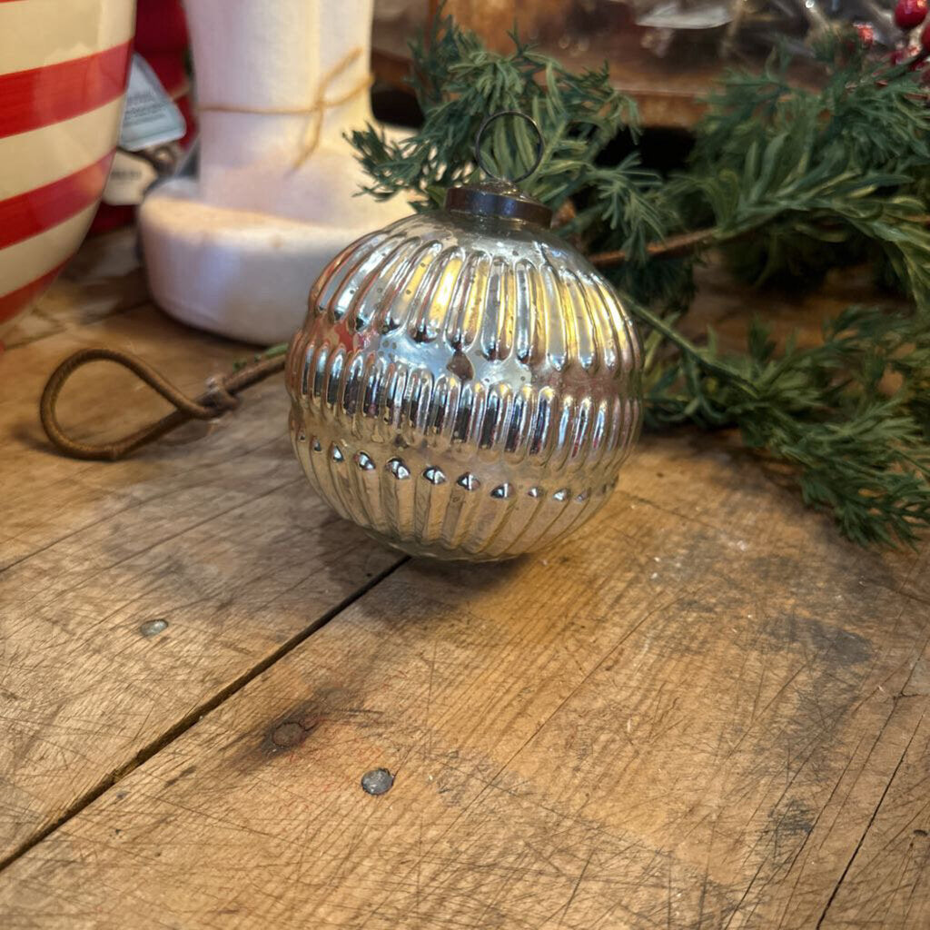 ROUND GLASS ORNAMENT