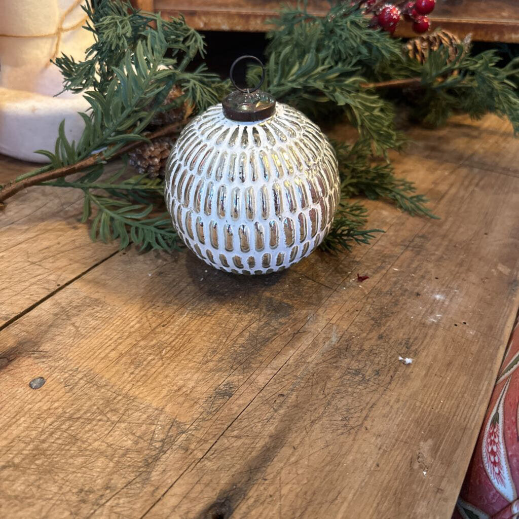 ROUND GLASS ORNAMENT