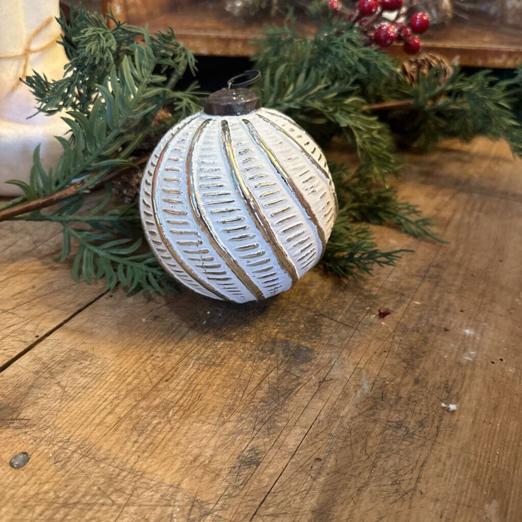 ROUND GLASS ORNAMENT