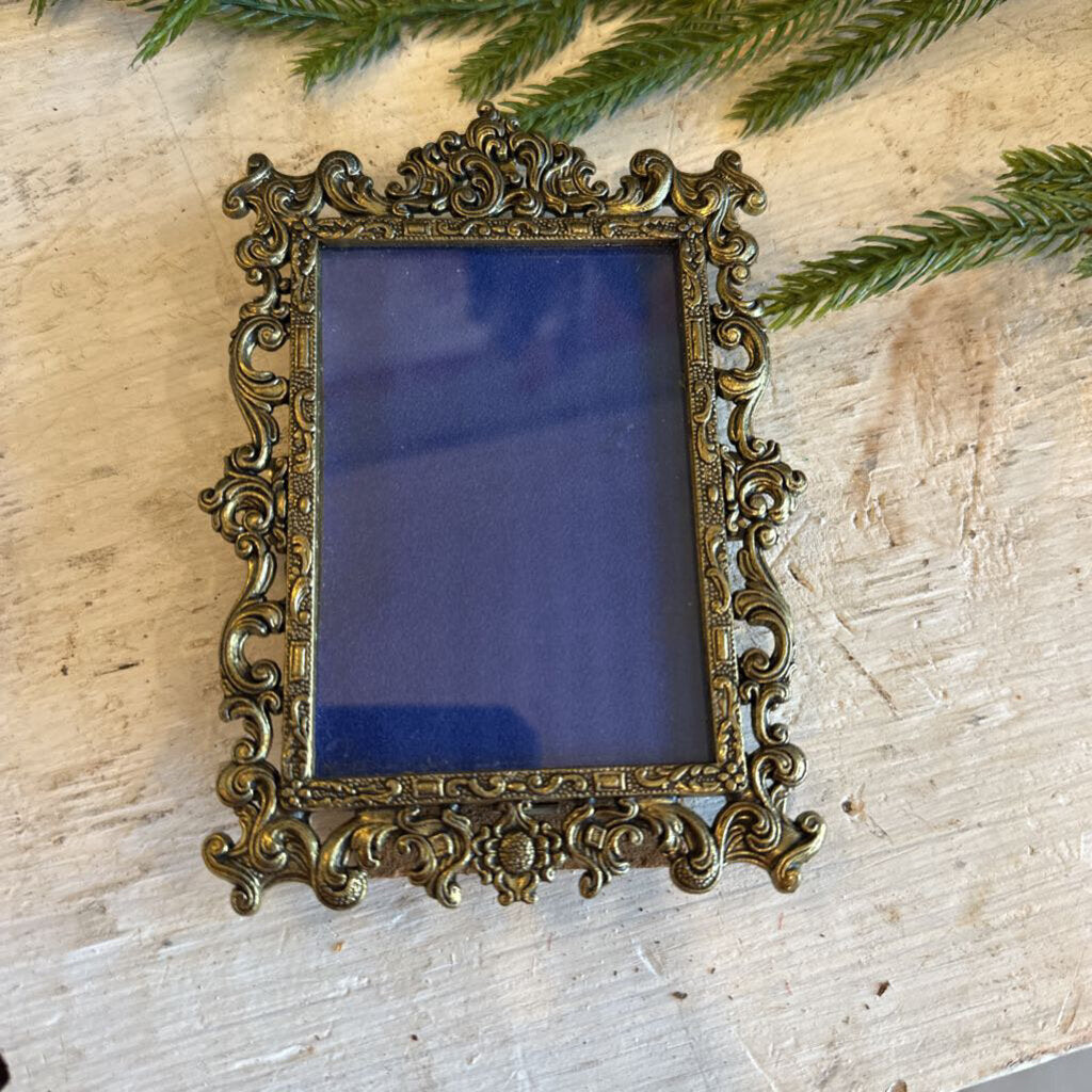 VINTAGE FILIGREE METAL PICTURE FRAME