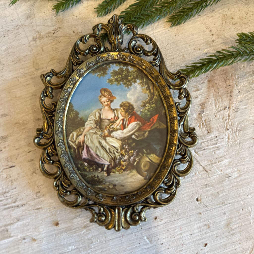 VINTAGE OVAL FRAMED PRINT OF COUPLE