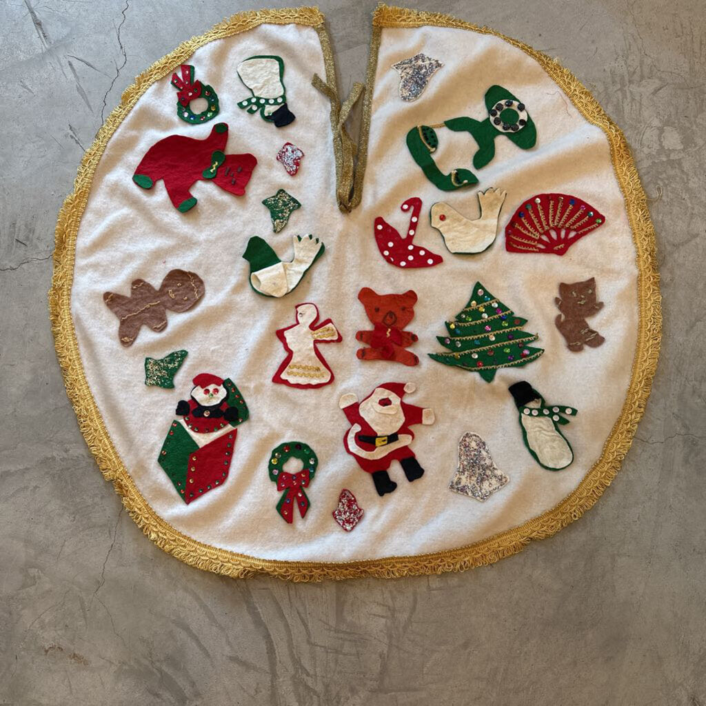 VINTAGE HANDMADE TREE SKIRT